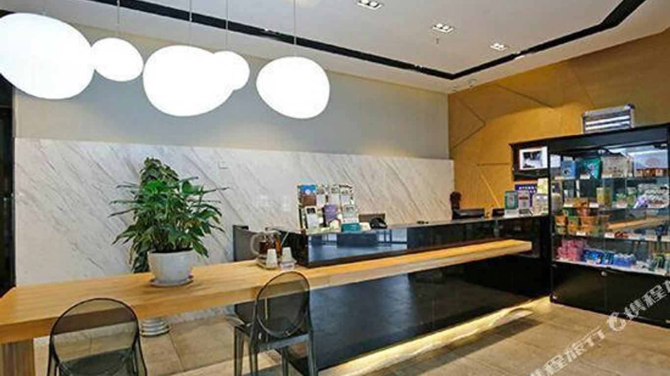 Phoenix Regalia Hotel (Chengdu Jinniu Wanda, Liangjiaxiang Bus Station)