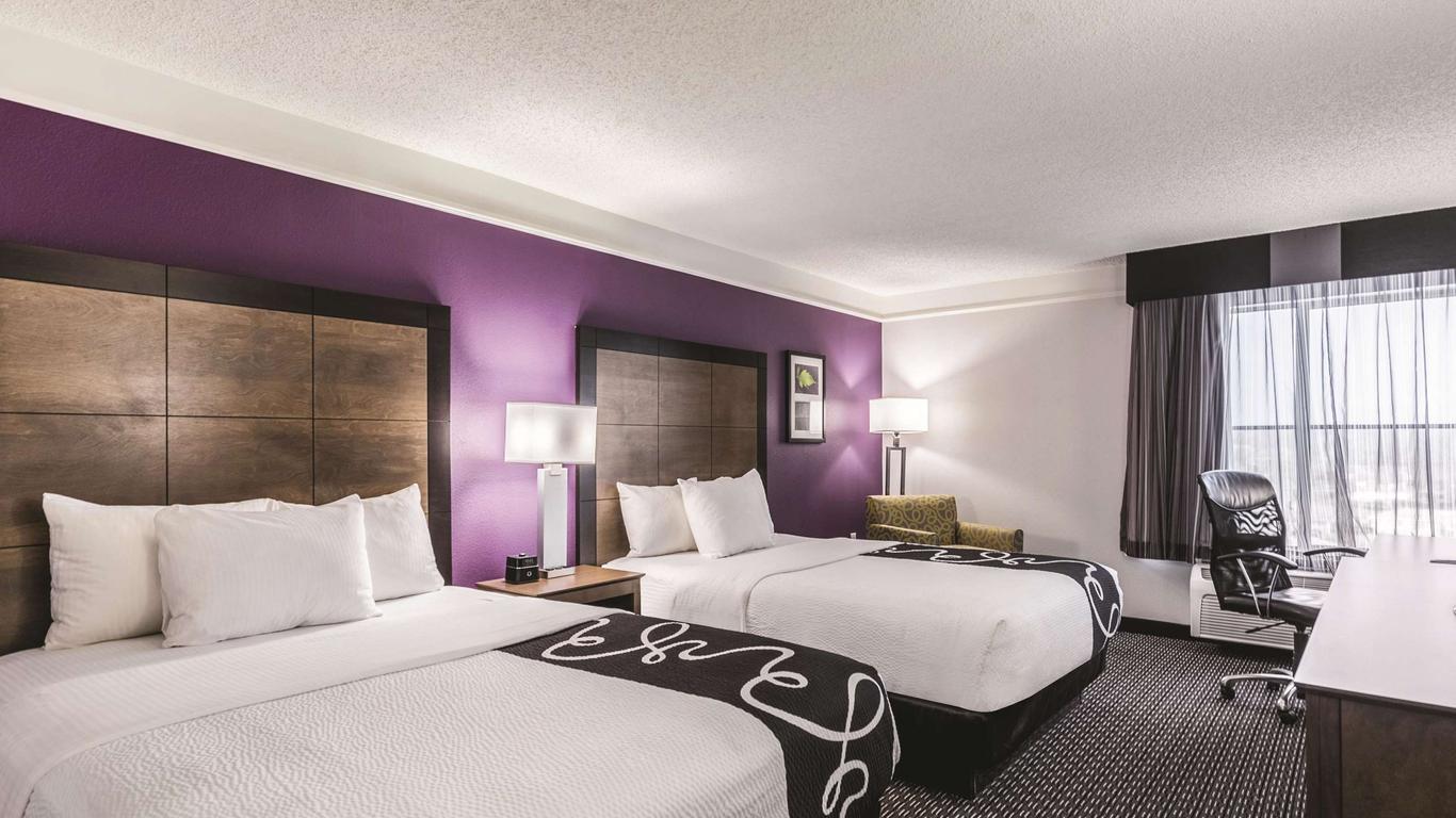 La Quinta Inn & Suites by Wyndham Cincinnati Sharonville